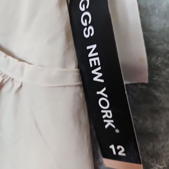 Briggs New York Women's Shorts New sz !2 Cotton Beige 5.5 in inseam - Picture 2 of 11